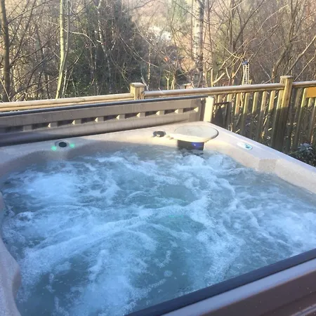 Owls House - With Hot Tub- District *