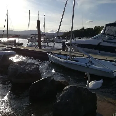 Owls House - With Hot Tub- District